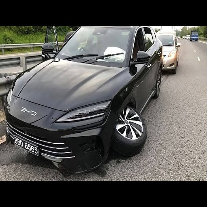 KEJADIAN LANGGAR BUAYA ATAS JAMBATAN DI TUNTONG‼️KERETA BYD ROSAK TERUK